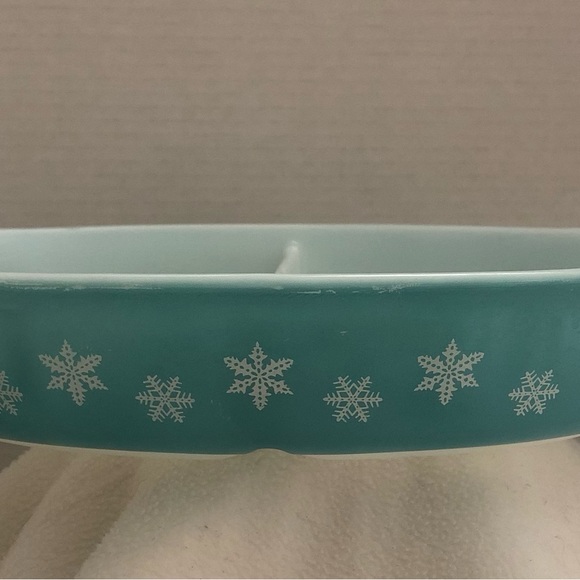 Vintage 1 1/2 quart turquoise snowflake divided serving dish - Picture 2 of 9